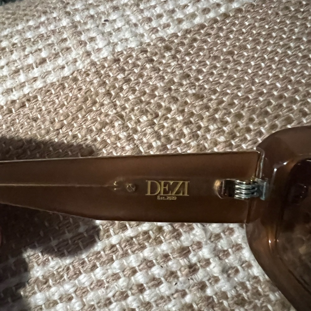DEZI Read The Room Sunglasses - Picture 3 of 6